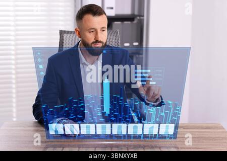 Modellierung von Gebäudeinformationen. Mann, der den virtuellen Bildschirm im Büro benutzt Stockfoto