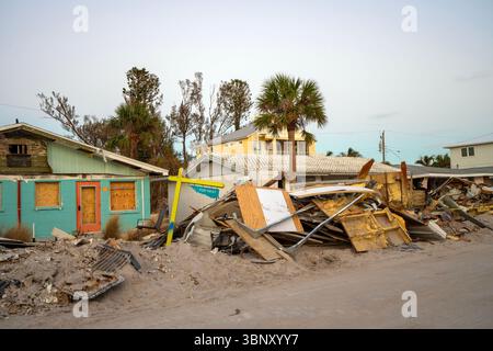 Trümmerhaufen auf der Straßenseite nach Hurrikan Milton auf der Manasota Key Road in Florida. Müll aus schwer beschädigten Häusern nach Sturmflut Stockfoto