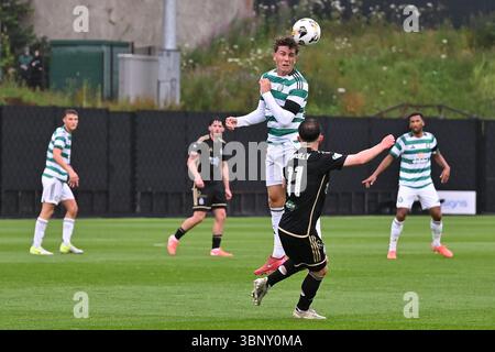 Glasgow, Großbritannien. Juli 2025. Arne Engels von Celtic gewinnt ein Duell mit Aidan Connolly aus Queen's Park während der Saison zwischen Queen’s Park und Celtic im City Stadium. Quelle: Damon Thomson/Alamy Live News Stockfoto