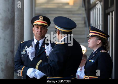 Seattle, Washington, USA. Juli 2025. Mitglieder der Washington State Guard bereiten sich auf eine Zeremonie im Fisher Pavilion vor. Der ehrenwerte David G. Estudillo, Chief District Judge am Western District Court of Washington, schwor 501 Bewerber aus 79 Ländern als neue Bürger bei der 40. Jährlichen Einbürgerungszeremonie des Seattle Center. Quelle: Paul Christian Gordon/Alamy Live News Stockfoto