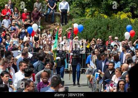 Seattle, Washington, USA. Juli 2025. Mitglieder der Washington State Guard Honor Guard posten die Colors während einer Zeremonie im Fisher Pavilion. Der ehrenwerte David G. Estudillo, Chief District Judge am Western District Court of Washington, schwor 501 Bewerber aus 79 Ländern als neue Bürger bei der 40. Jährlichen Einbürgerungszeremonie des Seattle Center. Quelle: Paul Christian Gordon/Alamy Live News Stockfoto