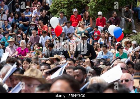Seattle, Washington, USA. Juli 2025. Mitglieder der Washington State Guard stehen während einer Zeremonie im Fisher Pavilion inmitten eines Meeres von Bewerbern und Zuschauern auf. Der ehrenwerte David G. Estudillo, Chief District Judge am Western District Court of Washington, schwor 501 Bewerber aus 79 Ländern als neue Bürger bei der 40. Jährlichen Einbürgerungszeremonie des Seattle Center. Quelle: Paul Christian Gordon/Alamy Live News Stockfoto