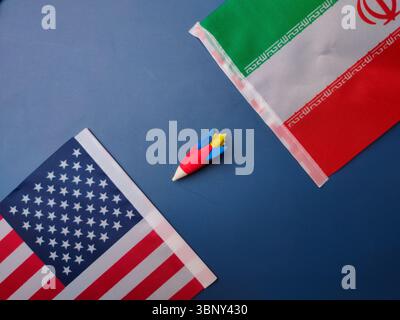 Rakete zwischen uns amerika und iran Flagge auf blauem Hintergrund. Geopoilitisches Konzept. Stockfoto