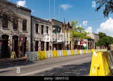 Austin, Texas - USA - 19. Juni 2025: Außenansicht von Geschäftsbereichen in der Innenstadt an der 6th Street in Austin, Texas, USA. Stockfoto