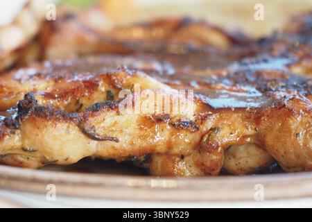 Gegrilltes Huhn aus nächster Nähe bei einem Sommerbarbecue-Treffen Stockfoto