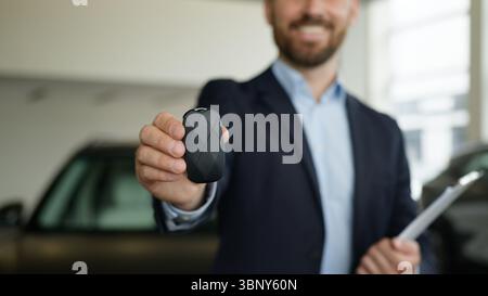 Nahaufnahme kaukasischer Mann zeigt Schlüssel männlicher Geschäftsmann Geschäftsmann Geschäftssalon Luxus neues Auto Auto Auto Auto Kaufen Käufer Besitzer Händler Einkaufen Stockfoto