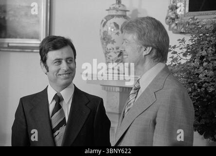 Präsident Jimmy Carter trifft sich am 22. April 1977 im Weißen Haus in Washington, D.C. mit Abdul Halim Khaddam, dem Premierminister der Arabischen Republik Syrien. Ihre Gespräche konzentrierten sich auf die Friedensbemühungen im Nahen Osten und die Beziehungen zwischen den USA und Syrien. Stockfoto