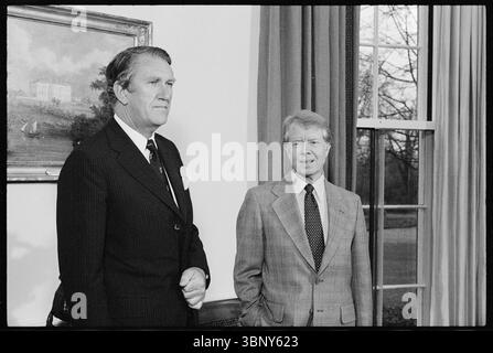 Präsident Jimmy Carter trifft sich am 2. Januar 1979 mit dem australischen Premierminister Malcolm Fraser im Oval Office im Weißen Haus in Washington, D.C. Die Staats- und Regierungschefs diskutierten Fragen der internationalen Zusammenarbeit und der engen Allianz zwischen den Vereinigten Staaten und Australien. Stockfoto