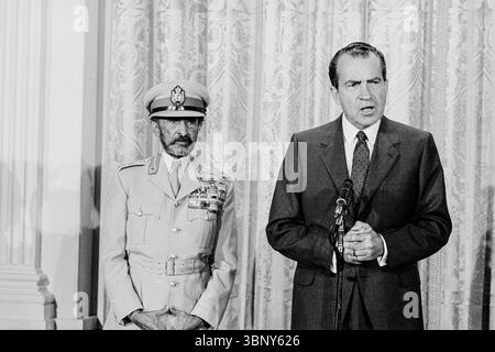 Foto von Präsident Richard Nixon, der neben Kaiser Haile Selassie von Äthiopien während eines öffentlichen Auftritts in Washington, D.C. am 1. Juli 1969 steht. Die Veranstaltung markiert einen diplomatischen Moment während des Staatsbesuchs des Kaisers in den Vereinigten Staaten. Stockfoto