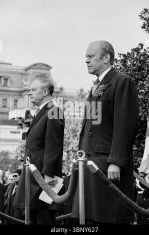 Präsident Gerald Ford steht an der Seite des irischen Premierministers Liam Cosgrave bei einer feierlichen Begrüßung im Weißen Haus in Washington, D.C. am 17. März 1976. Die Veranstaltung markiert den offiziellen Besuch von Cosgrave in den Vereinigten Staaten, der mit dem St. Patrick’s Day zusammenfällt und die langjährige Freundschaft zwischen den beiden Nationen feierte. Stockfoto