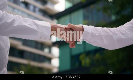 Nahaufnahme formelle Kooperationsvereinbarung Geschäftsgespräch Stadt Treffen zwei Menschen Handschütteln Partnerschaft Einstellung Geschäftsfrauen Hallo Frauen Deal Stockfoto