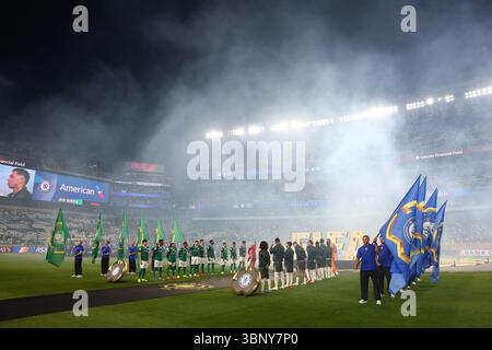 Philadelphia, Usa. Juli 2025. Die beiden Teams stehen am Freitag, den 4. Juli 2025 im Lincoln Financial Field in Philadelphia vor dem Viertelfinale der FIFA Club-Weltmeisterschaft 2025. Foto: Chris Brunskill/UPI Credit: UPI/Alamy Live News Stockfoto