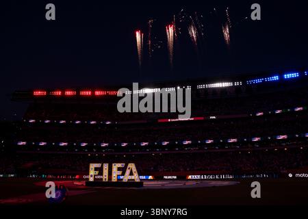 Philadelphia, Usa. Juli 2025. Vor dem Viertelfinale der FIFA Club-Weltmeisterschaft 2025 im Lincoln Financial Field in Philadelphia am Freitag, den 4. Juli 2025, wird ein Feuerwerk über dem Stadion zu sehen sein. Foto: Chris Brunskill/UPI Credit: UPI/Alamy Live News Stockfoto