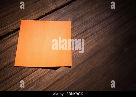 Orangefarbenes Papier auf Holzboden Stockfoto