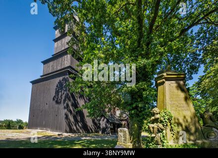 St. Matthäus Apostelkirche, Holzkirche, 1672, Turm erbaut 1600, Grabstein, Dorf Trzebicko, Barycz-Tal, Niederschlesien, Polen Stockfoto