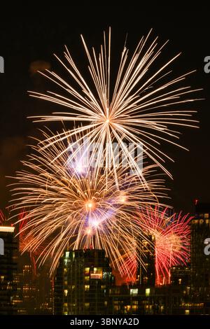Macy’s 4. Juli 2025 Feuerwerk spektakulär in New York. Stockfoto