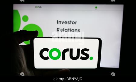 In dieser Abbildung befindet sich ein Mobiltelefon mit dem Logo des Medienunternehmens Corus Entertainment Inc. Auf dem Bildschirm vor der Webseite. Stockfoto