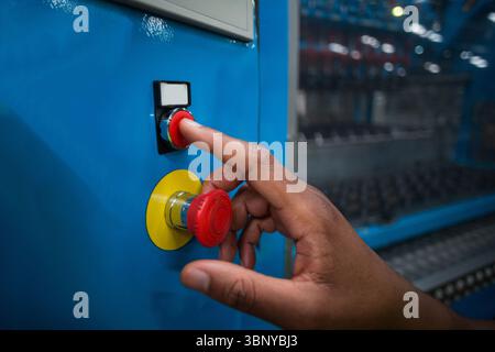 Die Hand eine rote Taste Stockfoto