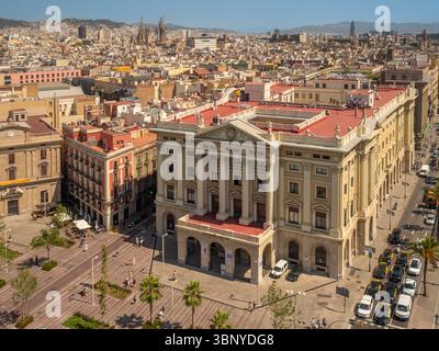Das große neoklassizistische Gebäude der ehemaligen Militärregierung am Passeig de Colom, von oben an einem Sommertag in Barcelona, Spanien. Stockfoto
