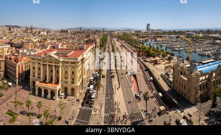 Panoramablick auf Barcelona mit Blick auf die Passeig de Colom Avenue, Port Vell Marina und die Stadt, die sich bis zum Meer erstreckt. Barcelona, Spanien. Stockfoto