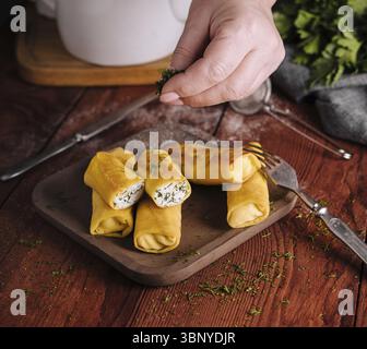 Essen Stillleben, frische Pfannkuchen mit Hüttenkäse Stockfoto