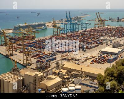 Hochwinkelansicht des belebten Containerterminals im Hafen von Barcelona, Spanien, einem wichtigen Drehkreuz für globalen Handel und Logistik. . Stockfoto
