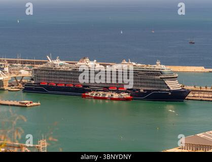Ein TUI Cruises „mein Schiff“ wird im Hafen von Barcelona, Spanien, mit sauberer Energie von einem LNG-Bunkerschiff betankt. Stockfoto