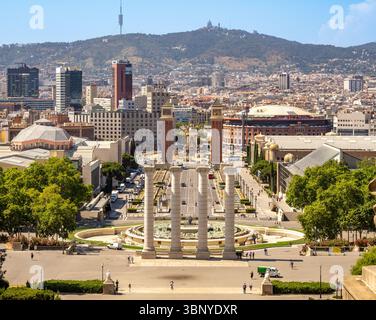 Blick von Montjuic über den Zauberbrunnen und die venezianischen Türme in Richtung Plac d'Espanya und Tibidabo in Barcelona, Spanien. Stockfoto