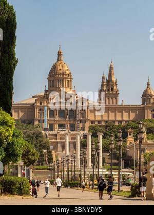 Blick auf die Avinguda de la Reina Maria Cristina in Richtung Palau Nacional und der vier Säulen auf dem Hügel Montjuic, Barcelona, Spanien. Stockfoto