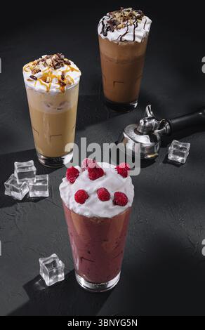 Essen Stillleben, Himbeeren, Karamell und Schokoladencocktails auf Steintisch Stockfoto