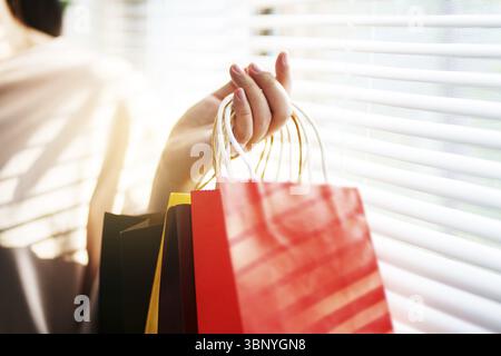 Nahhand mit bunten Einkaufstaschen, Shopaholic Stockfoto