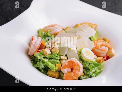 Caesar Salat mit Shrimps von oben Stockfoto