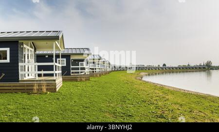 Moderne Ferienhäuser aus Holz in den Niederlanden Stockfoto