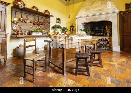 Villandry, Frankreich - 17. Oktober 2019: Innenraum der Küche im Chateau de Villandry, Loire-Tal. Frankreich. Eine der meistbesuchten Burgen Frankreichs Stockfoto