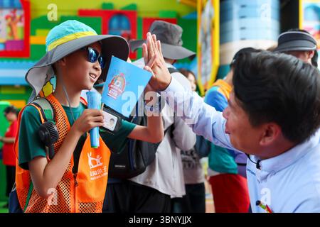 Shanghai, China. Juli 2025. Ein Besucher interagiert mit einem Mitarbeiter im LEGOLAND Shanghai Resort in Shanghai, Ostchina, 5. Juli 2025. In einem Hauch von bunter Kreativität und grenzenloser Fantasie öffnete das LEGOLAND Shanghai Resort am Samstag seine Türen für die erste Welle aufgeregter Besucher und läutete damit die Ankunft des ersten LEGOLAND Resort Chinas ein. Quelle: Wang Xiang/Xinhua/Alamy Live News Stockfoto