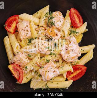 Stillleben, Penne Carbonara Nudeln mit Lachs in einer Schüssel Stockfoto
