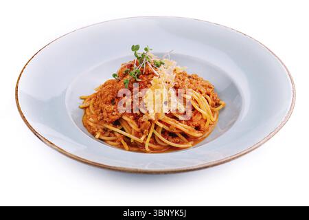 Stillleben, Spaghetti Bolognese mit Parmesankäse und Tomaten Stockfoto