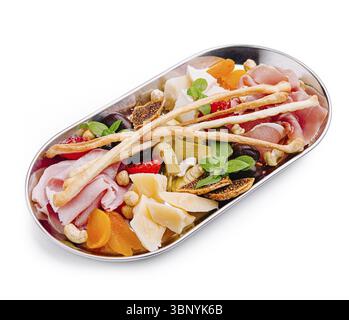 Food still-Life, Eine wunderschön angeordnete Platte zeigt eine Vielzahl von Wurstwaren, Käse und getrockneten Früchten, garniert mit Kräutern. Perfekt für shari Stockfoto