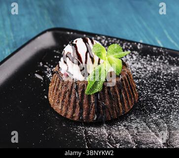 Stillleben, Schokoladenbrownie mit Vanilleeis Stockfoto