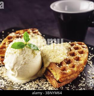 Essen Stillleben, Eis mit belgischen Waffeln, frische Minze, Vanilabittung Stockfoto