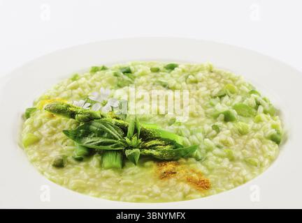 Essen Stillleben, Risotto mit Spargel isoliert auf weißer Ebene Stockfoto