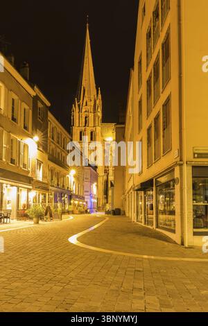 Chartres, Frankreich - 18. Oktober 2019: Street View mit Kathedrale Unserer Lieben Frau von Chartres oder Notre-Dame de Chartres in Frankreich in der Nacht Stockfoto