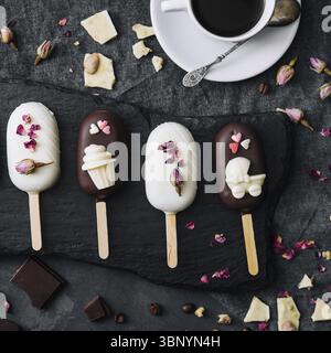 Food still-Life, Blick von oben auf dekorierte Kuchen Pops Eis auf schwarzem Hintergrund Stockfoto