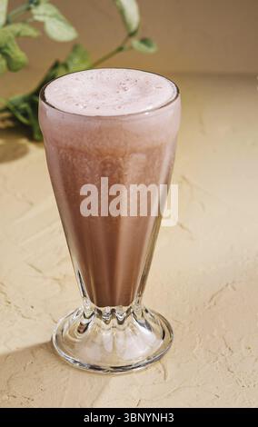 Heißer Kaffee mit Milch in Glasbecher Stockfoto