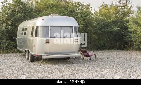 Airstream Wohnwagen auf einem Campingplatz in den Niederlanden Stockfoto