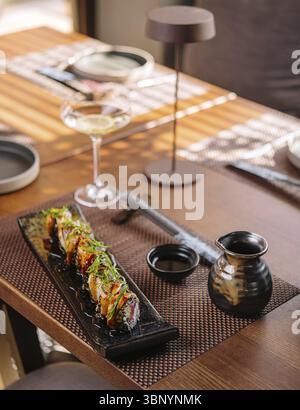 Japanischer Unagi Aal gegrilltes Sushi Maki Roll Schneiden Stockfoto