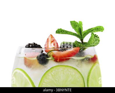 Essen Stillleben, trinken mit Beeren, mit Limettenscheiben und Minze in einem Weinglas Stockfoto