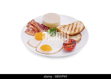 Food still-Life, Ein köstliches Frühstück mit zwei Spiegeleiern mit Eigelb auf der sonnigen Seite, knusprigen Speckstreifen, gegrillten Tomaten und geröstetem Brot arran Stockfoto