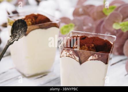 Essen Stillleben, traditionelles italienisches Dessert Tiramisu im Glas Stockfoto