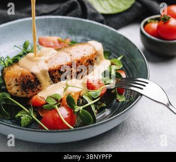 Stillleben, gegrillter Lachs mit Gemüse und Sauerrahmsauce Stockfoto